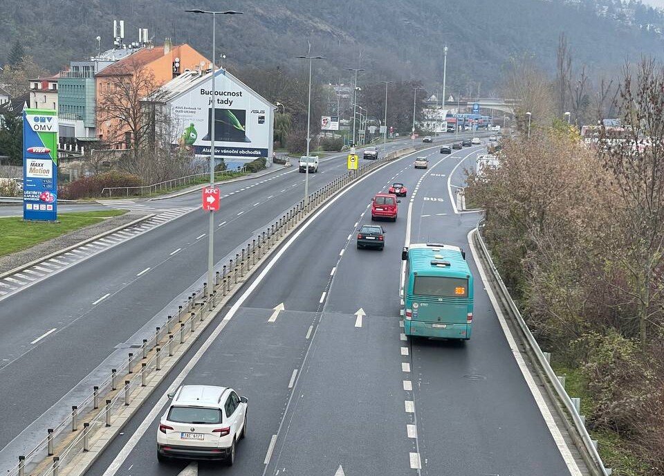 Na Strakonické vznikl nejdelší autobusový pruh v Praze. Foto: TSK Praha