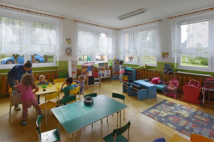 Základní a mateřská škola v Rovné na Sokolovsku je podle údajů ministerstva školství nejmenší základní školou v České republice. Aktuálně do jednotřídky dochází šest dětí, ve školce (na snímku ze 13. září 2019) je dětí 12. FOTO: Profimedia