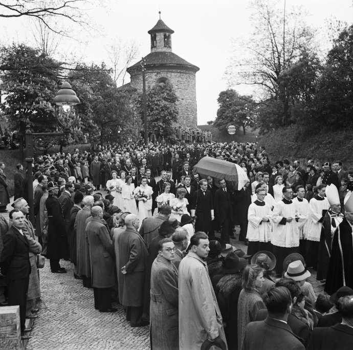 Smuteční průvod s ostatky Karla Hynka Máchy na pražském Vyšehradě (7. května1939). Foto: ČTK