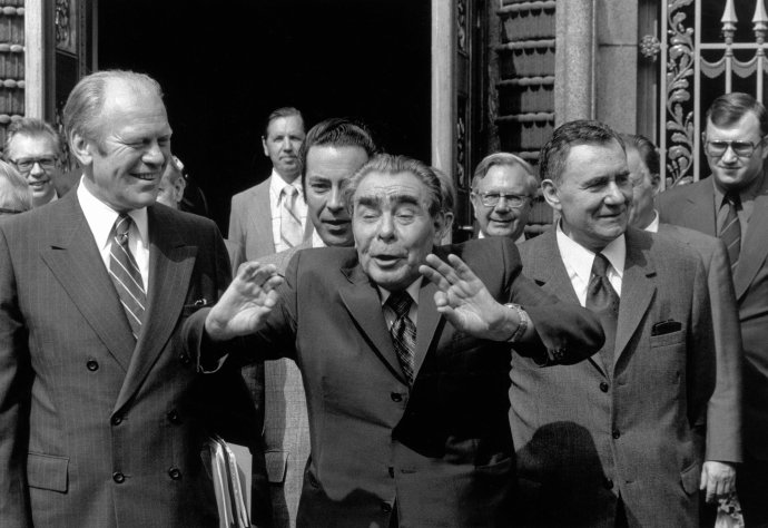 Leonid Brežněv měl raději prostá jídla než kaviár. Na snímku s americkým prezidentem Geraldem Fordem (vlevo) a sovětským ministrem zahraničí Andrejem Gromykem v roce 1975. Foto: ČTK/AP