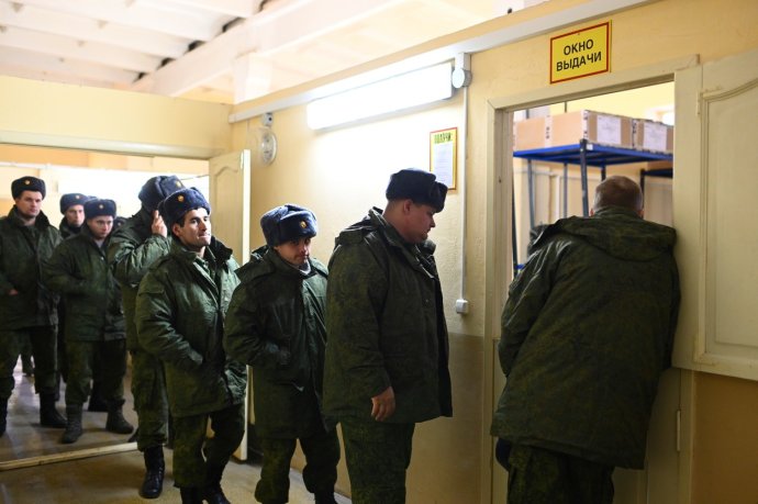 Mobilizovaní ruští vojáci fasují uniformy v náborovém středisku v Rostovu na Donu. Foto: ČTK/AP