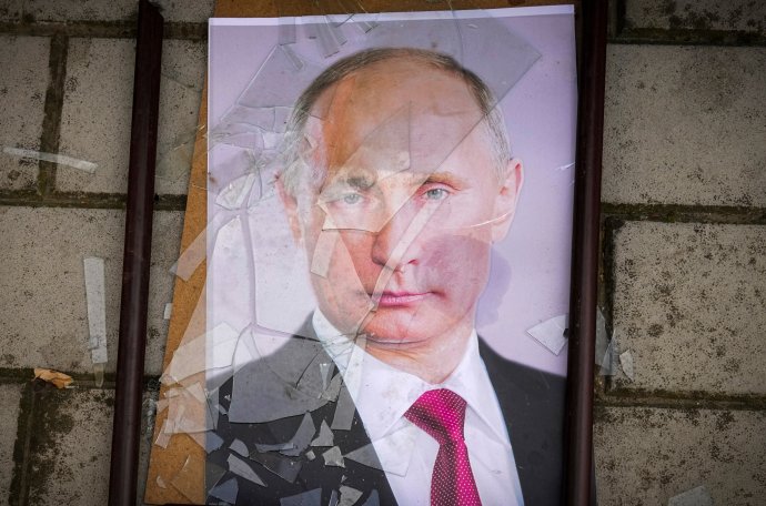 Portrét Vladimira Putina zachytil objektiv fotoaparátu v Chersonu krátce poté, co odtamtud ukrajinská armáda vytlačila ruské okupanty. Foto: ČTK/AP
