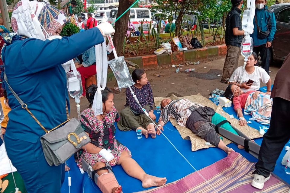 Před nemocnicí v indonéském městě Cianjur. Zraněných je tolik, že se nevejdou do budovy a musí být ošetřováni na nemocničním parkovišti. Foto: Firman Taqur, AP via ČTK