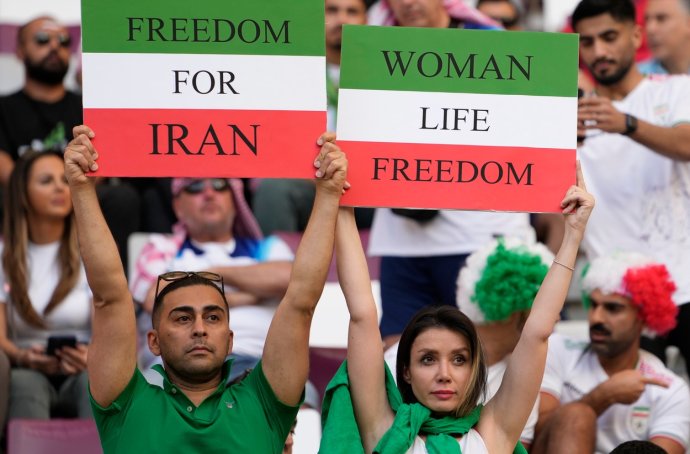 Íránští fanoušci s transparenty. Foto: ČTK/AP