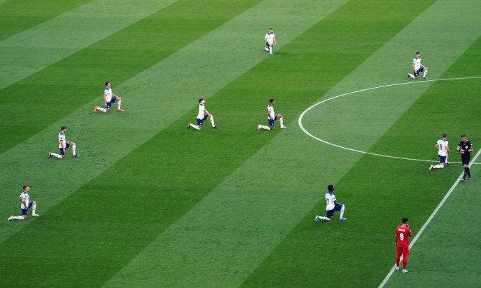 Fotbalisté Anglie před zápasem s Íránem poklekli. Foto: Adam Davy, PA Images / Profimedia