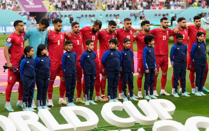 Při hymně se íránští fotbalisté drželi kolem ramen, ke zpěvu se ale na protest proti textu oslavujícímu islámskou republiku nepřidali. Foto: ČTK/AP