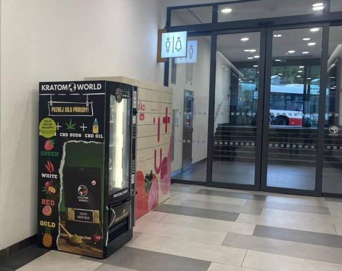 Automat firmy Kratom World stojí hned u vchodu do pražského Centra Stromovka. Dnes už v něm kratom nekoupíte. Foto: Marie Dámková