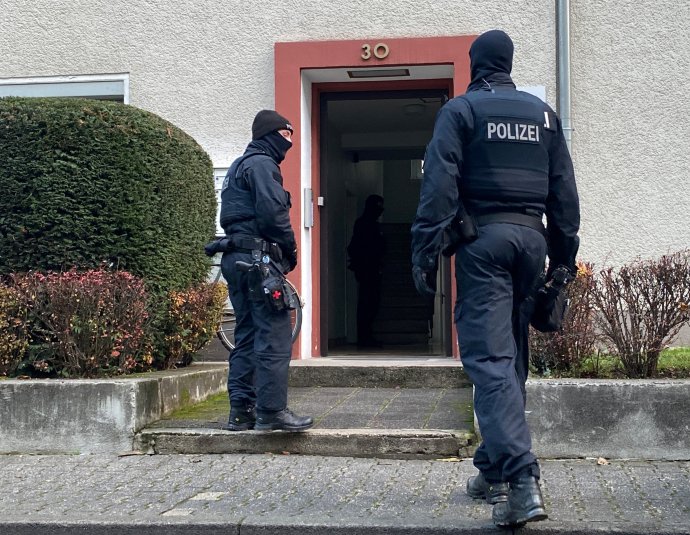 Německá policie ve Frankfurtu zajišťuje oblast po dnešní razii. Foto: Tilman Blasshofer, Reuters