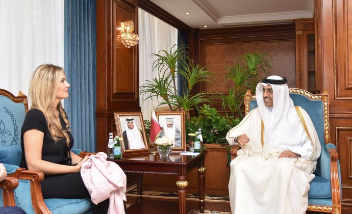 Viceprezidentka Evropského parlamentu Eva Kailiová a Alí bin Samich Al-Marrí, katarský ministr práce, při setkání v Kataru 31. října. Zdroj: katarské ministerstvo práce via Reuters
