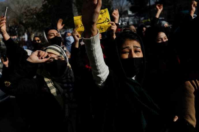 Afghánské ženy protestují 22. prosince v Kábulu proti uzavření vysokých škol ženám Tálibánem. Foto: Reuters