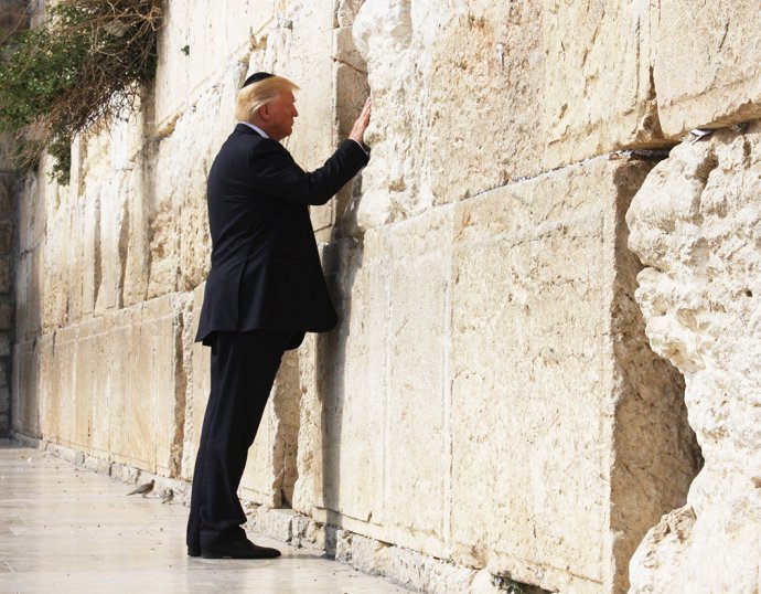 Ještě jako prezident navštívil Donald Trump v roce 2017 v Jeruzalémě Zeď nářků. Byl vůbec prvním americkým prezidentem, který na posvátné židovské místo přišel. Teď se schází s Kanyem Westem, který prohlašuje, že „má rád Hitlera“, a šíří antisemitské konspirace. Foto: Dan Hansen, Bílý dům, Flickr
