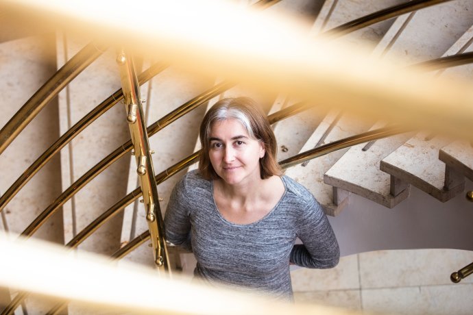 „Vyváží benefit operace rizika? Takové vyhodnocování brzo zvládne stroj daleko kvalifikovaněji, musíme si k němu ale získat důvěru.“ Lenka Zdeborová. Foto: Dan Hamerník, Universitas