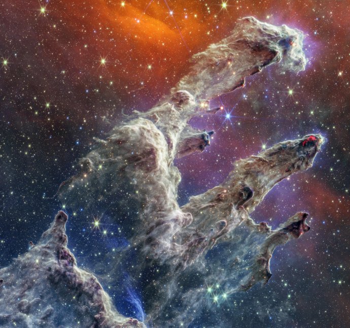 Efektní snímek z Webbova teleskopu ukazuje takzvané Pilíře stvoření – oblast v poměrně nedaleké Orlí mlhovině, kde vzniká mnoho nových hvězd. Foto: NASA