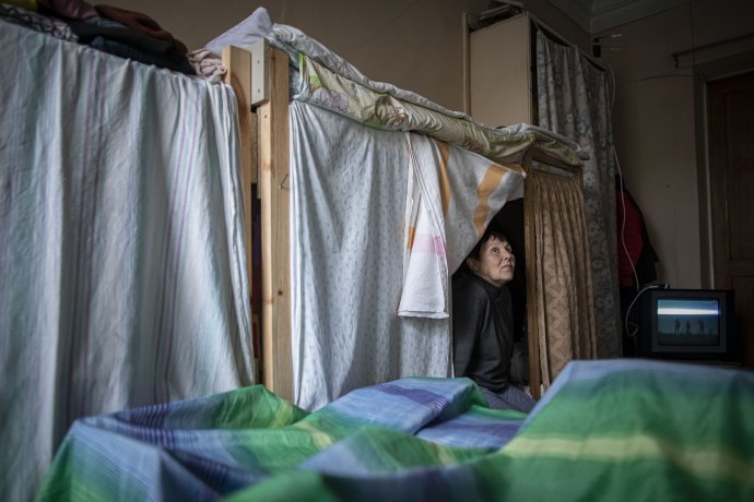 Miliony Ukrajinců utíkají před šrapnely do míst, která jsou co nejblíž jejich obci. Aby se do ní mohli vrátit hned, jak to bude možné. Přežívají často v těžkých podmínkách. V zimě a bez minimálního soukromí. Foto: Gabriel Kuchta, Deník N