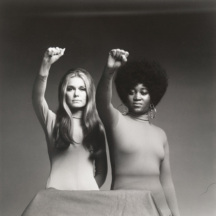 Potkaly se v 70. letech a spolupracovaly dalších padesát let. Významné osobnosti amerického feminismu Gloria Steinemová a Dorothy Pitman Hughesová na snímku Dana Wynna, který visí v Národní portrétní galerii. Foto: National Portrait Gallery, Smithsonian Institution, (CC0 1.0 Universal)