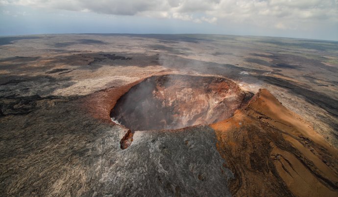 Letecký pohled do kráteru sopky Mauna Loa. Foto: Adobe Stock