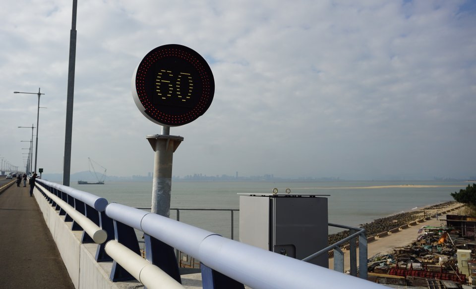 Tchajwanský most, ze kterého vidíte přímo do Čínské lidové republiky. Mimochodem, jeho pilíře mají tvar lahve s pálenkou. Foto: Magdalena Slezáková, Deník N