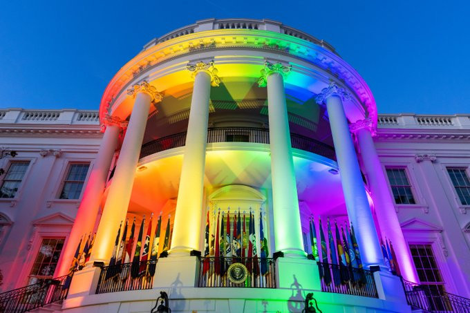Bílý dům zářil duhově na počest nové definice manželství, kterou uzákonil Joe Biden. Je to svazek dvou lidí, nikoliv jen muže a ženy. Foto: Bílý dům
