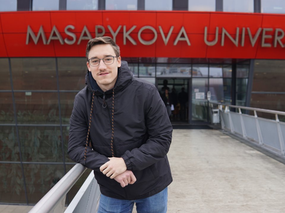 Student medicíny a syn ekonomických migrantů Ostap Patij před svou alma mater. Foto: František Petrů