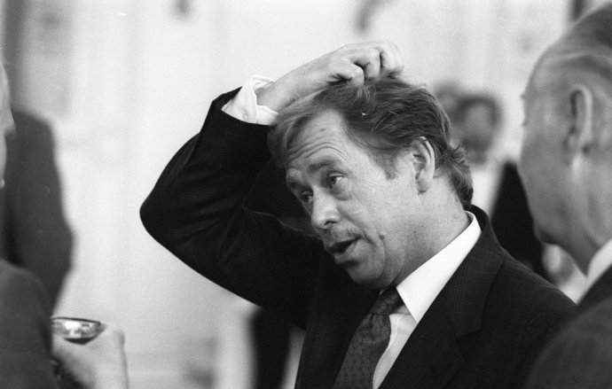 Havel nevěřil budoucnosti politických stran jako takových, neměl je rád z principu, to byla podle mého názoru vážná věc, píše Petr Pithart. Foto: Fortepan/Szalay Zoltán