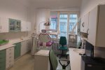 Městská poliklinika ve Spálené už řadu měsíců shání zubaře - zaměstnance, kterému nabízí plně vybavenou ordinaci v centru Prahy.