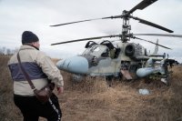 Zničená ruská helikoptéra Ka-52 na snímku krátce po začátku invaze. Foto: ČTK/AP