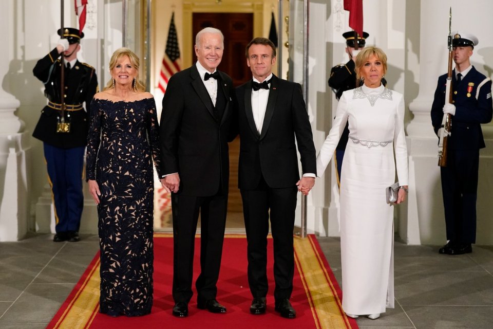 Prezident Joe Biden s manželkou Jill Bidenovou a francouzský prezidentský pár Brigitte a Emanuel Macronovi. Foto: Patrick Semansky, ČTK/AP