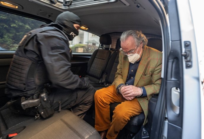 Německý šlechtic, který byl v hesenském Frankfurtu nad Mohanem zatčen během velkého zásahu německé policie v několika spolkových zemích proti členům hnutí Reichsbürger. Foto: Boris Roessler, DPA / ČTK