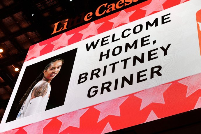 Při nedělním basketbalovém zápase v Los Angeles uvítali hráči týmu Detroit Pistons vězněnou Brittney Grinerovou zpátky doma. Foto: Jose Juarez, AP/ČTK