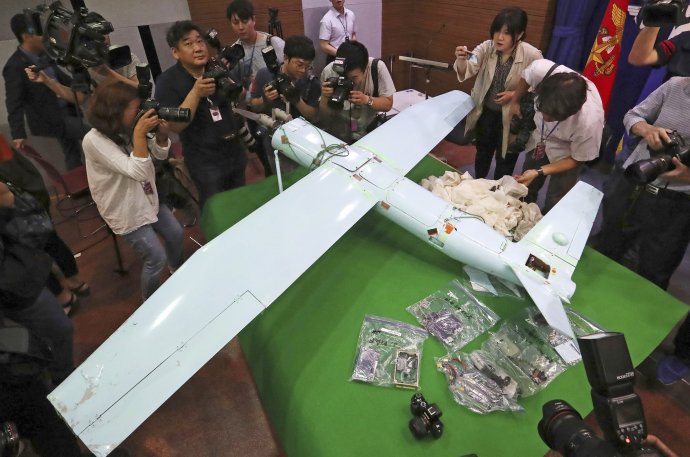 Novináři v budově jihokorejského ministerstva obrany zaznamenávají stroj, který byl na území Korejské republiky zachycen jako dron vyslaný KLDR (archivní snímek z června 2017). Foto: ČTK / AP / Lee Jung-hoon