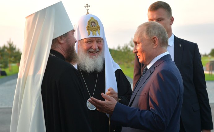 Putin pochopil, že ruská pravoslavná církev se svými mýty o Rusku jako spasiteli lidstva je jeho spojenec. Na snímku s pskovským patriarchou Tichonem a patriarchou celé Rusi Kirillem. Foto: kremlin.ru