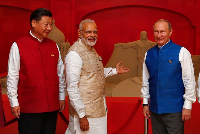 "Rusko vyvážet musí, a když to nejde jinak, musí vyvážet i pod cenou. Indie a Čína to dobře vědí. A umějí toho využít." Archivní snímek: Danish Siddiqui, Reuters