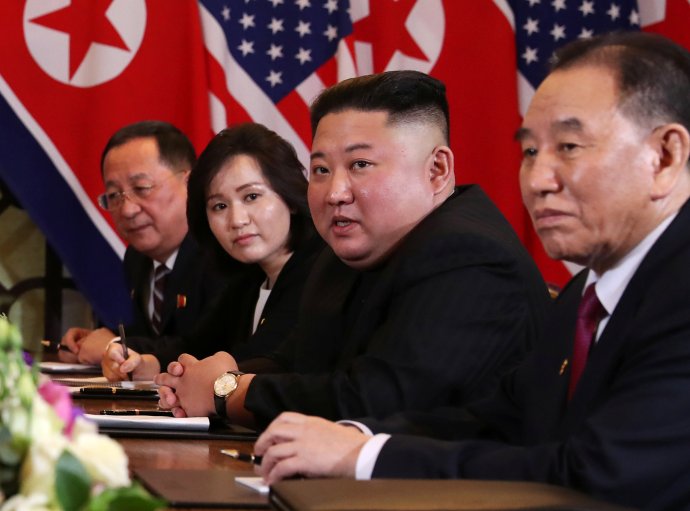 „Už je nejvyšší čas, abychom zabouchli víko rakve nad řečmi typu ‚popraven, protože dřímal na schůzi‘. Živí to zkreslenou představu o Kim Čongunově chování.“ Na snímku je údajně popravený exministr Ri (zcela vlevo) během Kim Čongunova summitu s Donaldem Trumpem v Hanoji. Foto: Leah Millis, Reuters