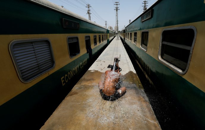 Železnice ML-1 neboli První hlavní linka je hlavní dopravní tepnou celého Pákistánu. Země je na ní životně závislá. Jenže První hlavní linka se Pákistáncům rozpadá pod rukama. Ilustrační foto: Achtar Súmro, Reuters