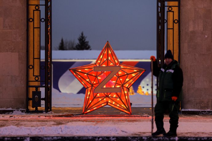 Moskevský uklízeč u pouliční výzdoby s rudou pěticípou hvězdou a písmenem Z oslavujícím ruskou válku. Foto: Jevgenijaa Novoženina, Reuters