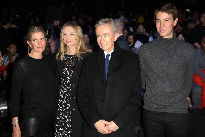 Druhá zleva Delphine Arnault, Bernard Arnault a Alexandre Arnault na přehlídce Louis Vuitton Menswear na Paris Fashion Week v lednu 2019. Foto: Jerome Domine, AbacaPress/Reuters
