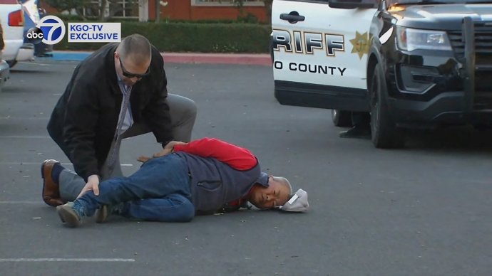 Podezřelý 66letý Čunli Zao byl zatčen masové střelbě v kalifornském Half Moon Bay. Je obviněn z vraždy sedmi lidí, které znal z práce. Foto: KGO/ABC via Reuters