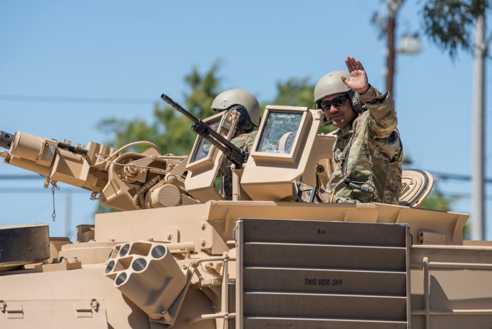 Američtí vojáci při přehlídce ukazují tank M1 Abrams. V dalších měsících by měly pomoct Ukrajině v obraně vůči Rusku. Foto: Mark6mauno, Flickr, (CC BY 2.0)