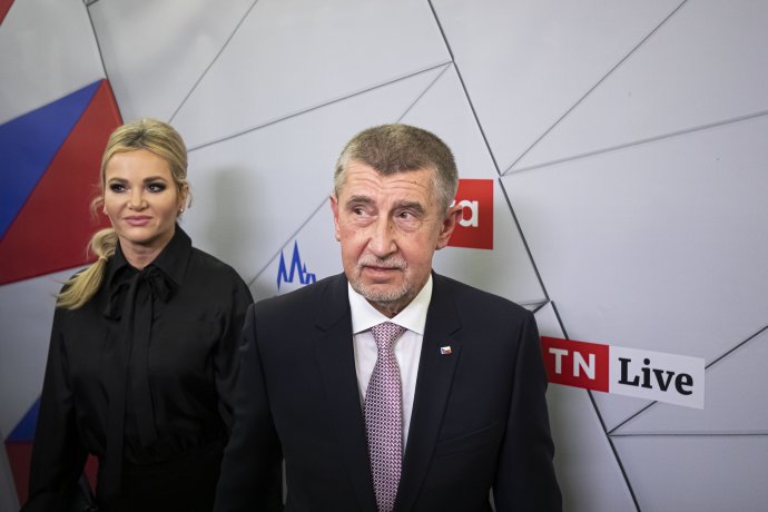 Andrej Babiš přichází s manželkou Monikou na debatu TV Nova. Foto: Gabriel Kuchta, Deník N