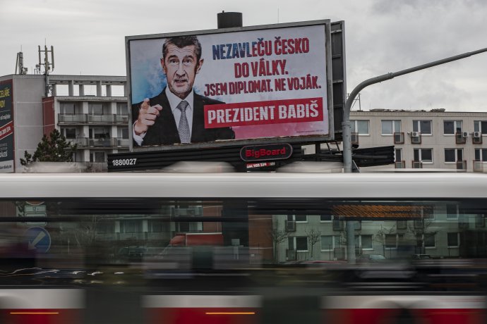 Billboard s předvolební reklamou Andreje Babiše. Foto: Gabriel Kuchta, Deník N