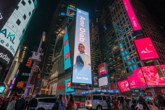 Prvním arabským umělcem umístěným na billboard na proslulém náměstí Times Square v New Yorku se stal v roce 2019 zpěvák Amr Diab. Foto: Amr Diab