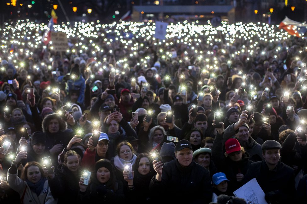Před Janáčkovo divadlo v Brně přišlo v pátek večer na mítink Petra Pavla přes šest tisíc lidí. Foto: Gabriel Kuchta, Deník N