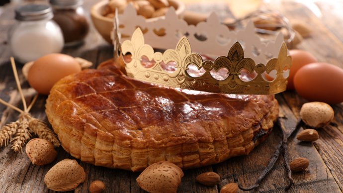 Francouzský tříkrálový koláč s korunou pro jednoho šťastlivce. Foto: Adobe Stock