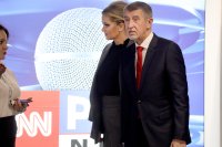 Andrej Babiš s manželkou Monikou v debatě na Primě. Foto: Ludvík Hradilek, Deník N