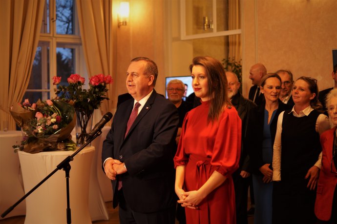 Tomáš Zima poděkoval voličům po boku své ženy Anety. Foto: Michal Tomeš, Deník N