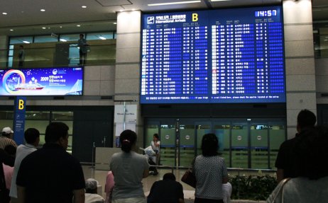 Příletová hala v jednom z terminálů Mezinárodního letiště Inčchon v Jižní Koreji. Číňané se tam teď musejí prokazovat povinnými testy na covid. Foto: Tjrdbsjung, Wikimedia CC BY-SA 3.0