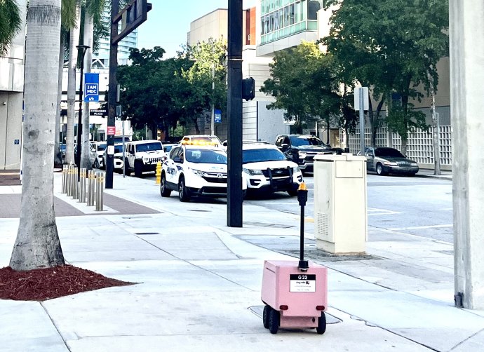 Po ulicích Miami se prohání tohle malé růžové vozítko. Je to dovážkový robot, kterého vynalezla kanadská firma Tiny Mile, a říká se mu Geoffrey. V Kanadě ho ale zakázali. Foto: Jana Ciglerová, Deník N