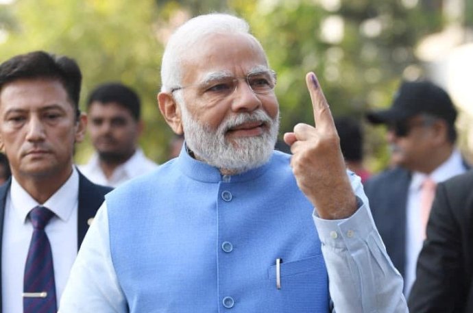 Indický premiér Módí v prosinci 2022 při volbách v Ahmedábádu ukazuje značku, že odhlasoval. Foto: indická vláda