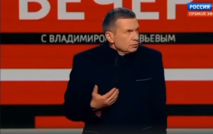 Kremelský propagandista Vladimir Solovjov v pořadu televize Rossija 1 Večer s V. Solovjevem. Zdroj: Rossija 1