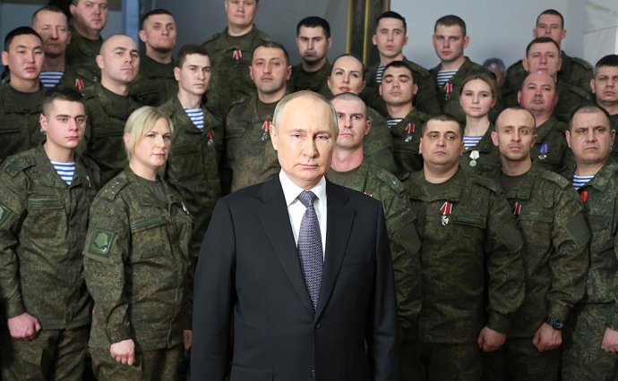 Kreml si může vytvořit vlastní politickou realitu. Nemůže však změnit obraz na bojišti. Foto: Kremlin.ru